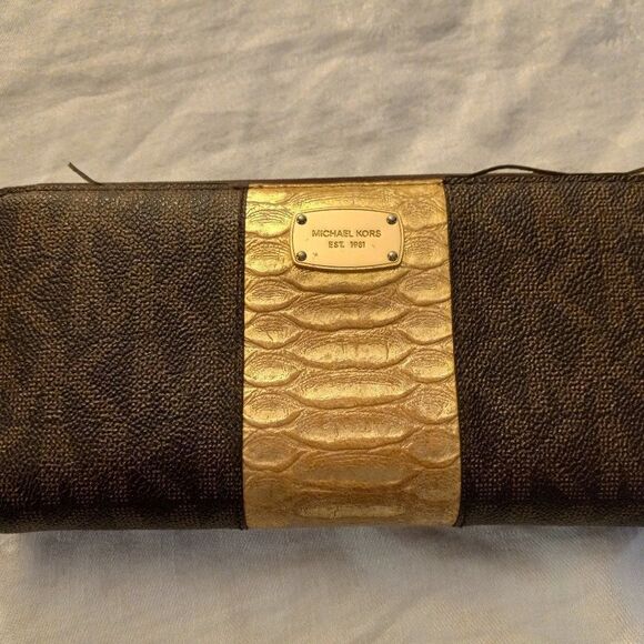 Michael Kors Full Size Wallet Cottagecore Grandmacore - Picture 1 of 10